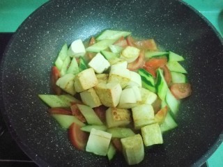 13、彩蔬焖豆腐,放入豆腐