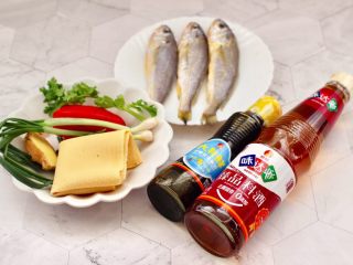 1、豆皮黄花鱼,首先备齐所有的食材。