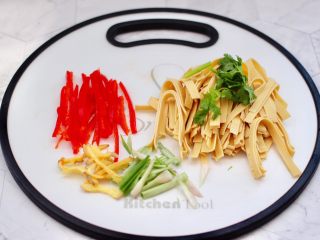 2、豆皮黄花鱼,豆皮洗净切丝,红椒切细丝,葱姜切丝,香菜切段。