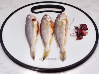 3、豆皮黄花鱼,黄花鱼先刮干净鱼鳞,再去除内脏和内脏的黑膜后,用清水冲洗干净后沥干水分。