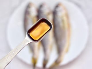 4、豆皮黄花鱼,把黄花鱼放到盘子里,加入料酒去腥调味。