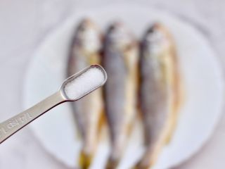 5、豆皮黄花鱼,再放入盐调味腌制。