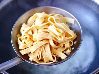 8、豆皮黄花鱼,大火烧开后,继续焯煮至豆皮变软捞出沥干水分。