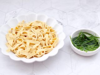 9、豆皮黄花鱼,把豆皮放入盘中,葱叶切丝备用。