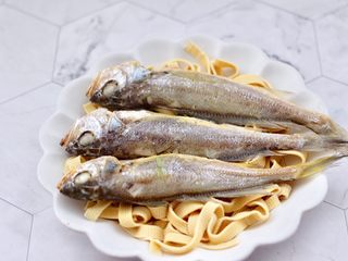 11、豆皮黄花鱼,把蒸好的黄花鱼取出,去掉蒸黄花鱼的葱姜不用,码放在焯好水的豆皮上面。