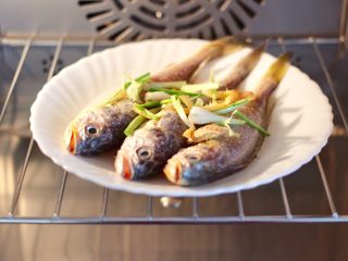10、豆皮黄花鱼,把腌制好的黄花鱼,放入蒸箱100度蒸10分钟。
