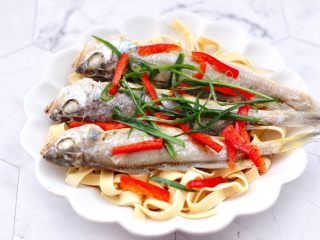 12、豆皮黄花鱼,上面均匀地撒上葱丝和红椒丝。