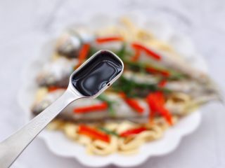 13、豆皮黄花鱼,再均匀地倒入蒸鱼酱油调味提鲜调色。