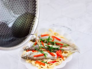 14、豆皮黄花鱼,锅烧热后倒入花生油烧热,浇到黄花鱼身上即可。