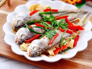 15、豆皮黄花鱼,鲜香味浓郁,黄花鱼的鲜美和豆皮的豆香完美融合在一起,既好吃又营养丰富,每次上桌就秒光。