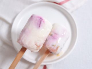 7、酸奶杯水果冻,拿牙签绕酸奶杯旋转一圈，可慢慢取出酸奶冻，完成