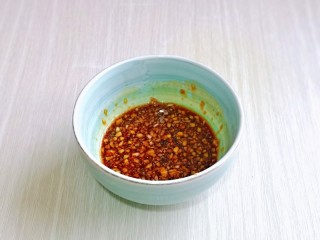 9、清蒸生蚝,做蒜蓉酱汁,大蒜,姜去皮切碎,再加入料酒,生抽,十三香,几滴芝麻油搅拌均匀。