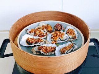 11、清蒸生蚝,开水入蒸屉,蒸2分钟就可以。