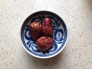 4、百变水果@苹果红枣桃胶美人羹,红枣洗净