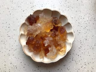 5、百变水果@苹果红枣桃胶美人羹,泡发好之后的桃胶挑去杂质，洗净