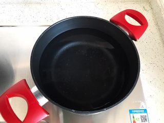 6、百变水果@苹果红枣桃胶美人羹,锅内煮适量清水