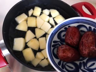 8、百变水果@苹果红枣桃胶美人羹,下红枣