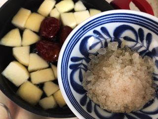 10、百变水果@苹果红枣桃胶美人羹,下冰糖