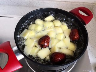 11、百变水果@苹果红枣桃胶美人羹,大火煮开