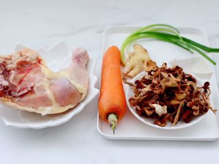 1、榛蘑胡萝卜鸡汤,首先备齐所有的食材。