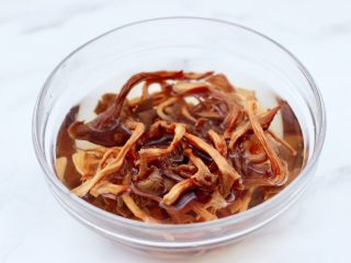 2、榛蘑胡萝卜鸡汤,榛蘑反复冲洗干净后,用清水浸泡半小时,浸泡榛蘑的水不要倒掉,留着煲汤用。