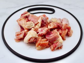 4、榛蘑胡萝卜鸡汤,大鸡腿洗净后用刀斩成块。