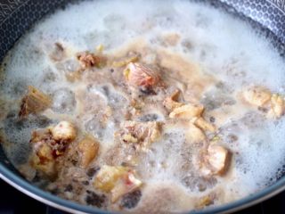 6、榛蘑胡萝卜鸡汤,大火煮沸后,撇去血沫后。