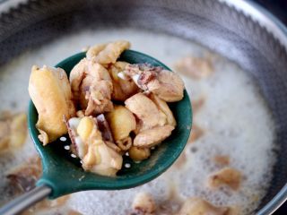 7、榛蘑胡萝卜鸡汤,看见鸡块的血水没有了,捞出过冷水后沥干备用。