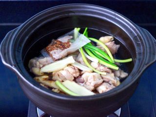 8、榛蘑胡萝卜鸡汤,把锅冲洗干净后,重新倒入纯悦水,放入焯过水的鸡块,加入葱段和姜片。