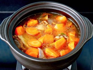 11、榛蘑胡萝卜鸡汤,这个时候加入切块的胡萝卜。