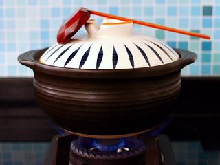 10、榛蘑胡萝卜鸡汤,盖上锅盖大火煮沸后。转小火慢慢炖煮1小时。