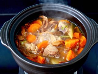 12、榛蘑胡萝卜鸡汤,大火烧开继续用中火炖煮20分钟。