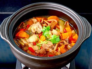 14、榛蘑胡萝卜鸡汤,大火煮沸,撒上少许枸杞和香菜即可关火。