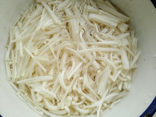 3、金针番茄蛋汤,用清水泡5分钟