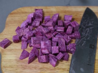 7、紫薯银耳粥,切成小块