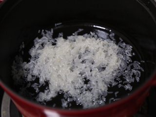 8、紫薯银耳粥,大米清洗干净放入锅中