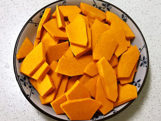 1、南瓜蒸糕,南瓜削皮，去除瓜瓤，切成小片