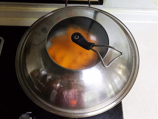 2、南瓜蒸糕,把南瓜放入蒸锅，大火烧开后蒸15分钟