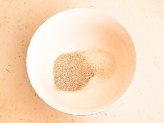 6、南瓜蒸糕,酵母和白糖放入碗里