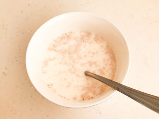 7、南瓜蒸糕,加入纯牛奶调匀备用