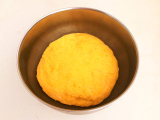 11、南瓜蒸糕,揉成光滑的面团