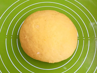 13、南瓜蒸糕,把饧发好的南瓜面取出来，揉面排气