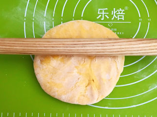 15、南瓜蒸糕,取一个面团，擀成厚片