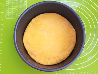 16、南瓜蒸糕,把厚面皮放入蛋糕模具中