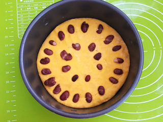 17、南瓜蒸糕,在南瓜面上加入煮好的大红豆