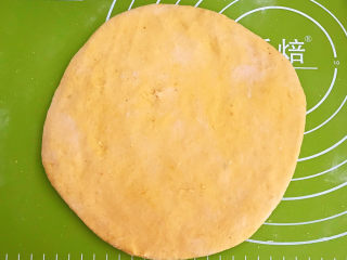 18、南瓜蒸糕,再取一个面团，擀成厚面皮