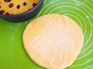 21、南瓜蒸糕,把最后一个面团擀成厚面皮