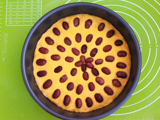 23、南瓜蒸糕,再撒上一层大豆