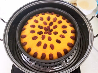 26、南瓜蒸糕,把模具放入锅中