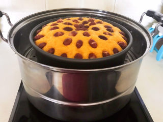 28、南瓜蒸糕,南瓜蒸糕熟了，把模具取出来，晾至温热后脱模